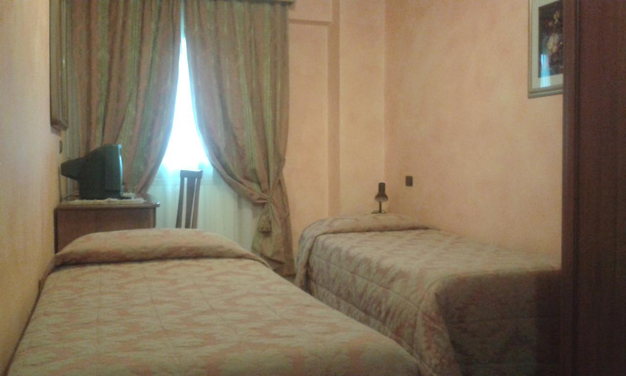 Hotel Cristallo Черрето-Лаґі Екстер'єр фото