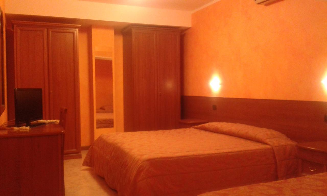 Hotel Cristallo Черрето-Лаґі Екстер'єр фото