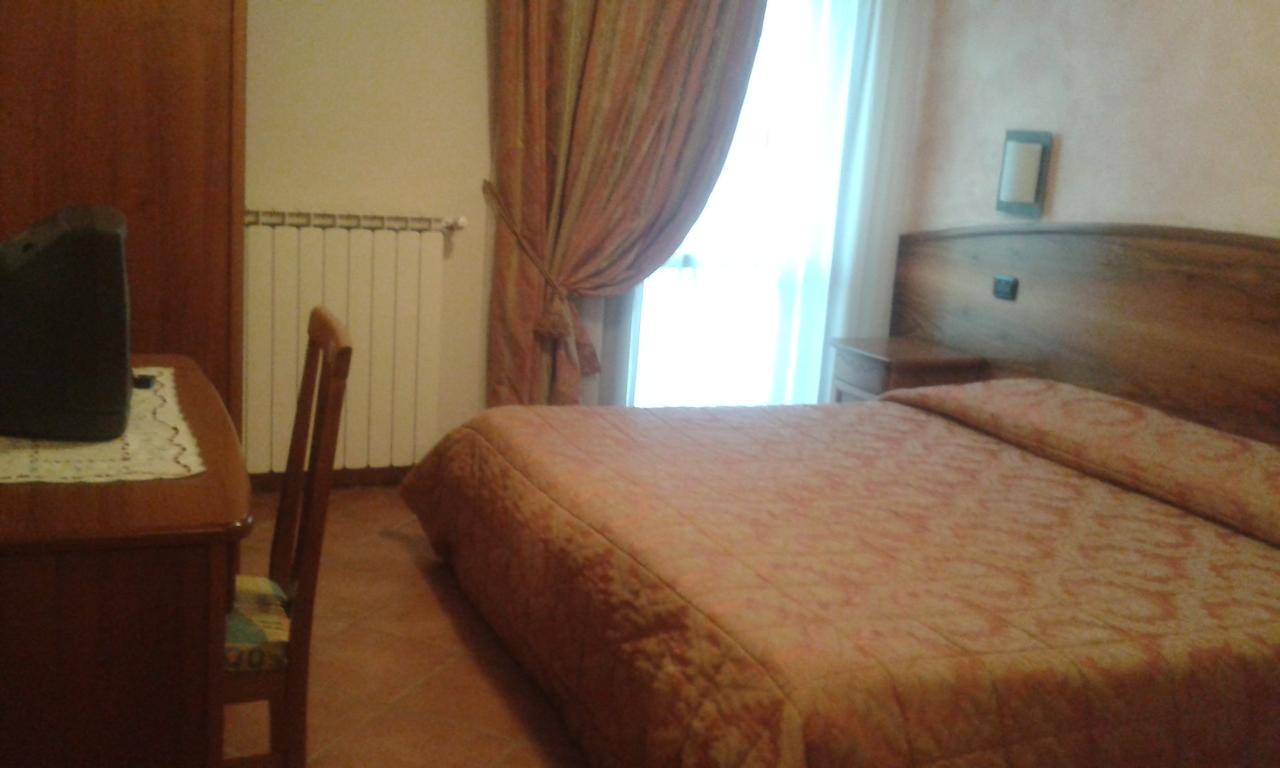 Hotel Cristallo Черрето-Лаґі Номер фото