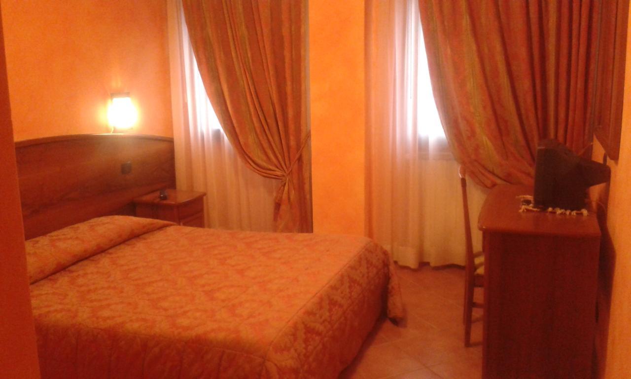 Hotel Cristallo Черрето-Лаґі Номер фото